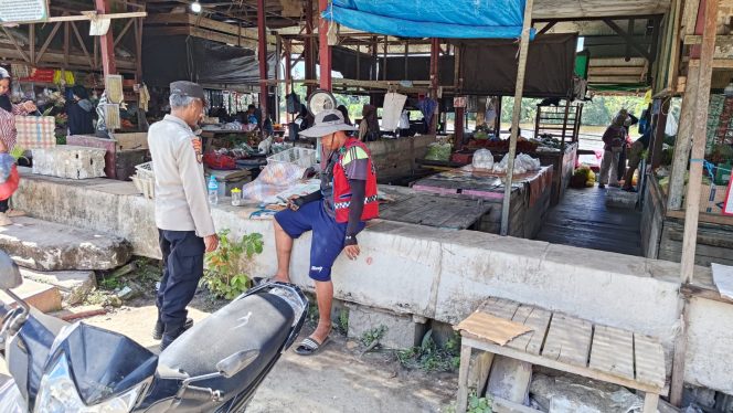
					PATROLI DIALOGIS POLSEK HANAU SAMBANG PASAR SAIK, BINA KETERTIBAN DAN CEK TUKANG PARKIR
