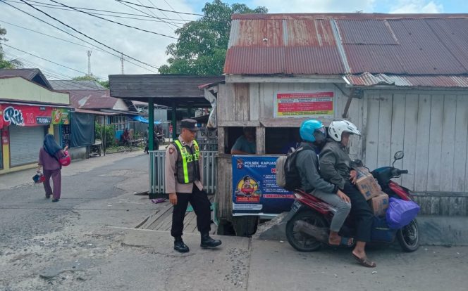 
					Demi Kelancaran Arus Lalin, Polsek Kapuas Barat Lakukan Patroli Di Areal Feri Penyebrangan Saka Mangkahai