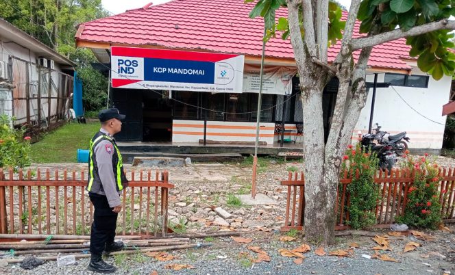 
					Upaya Nyata Personel Polsek Kapuas Barat Dalam Mencegah Aksi Kejahatan, Personil Polsek Kapuas Barat Patroli Ke Kantor Pos