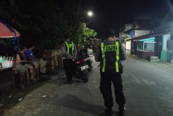 
					Cegah Aksi Kriminal Di Malam Hari, Personel Polsek Kapuas Barat Lakukan Patroli Di Perumahan Penduduk