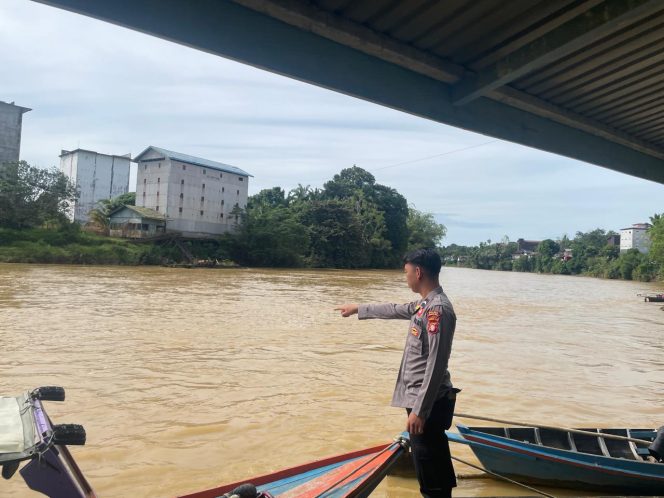 
					Beri Rasa Aman di Musim Penghujan, Personel Polsek Kahulut Pantau Debit Air