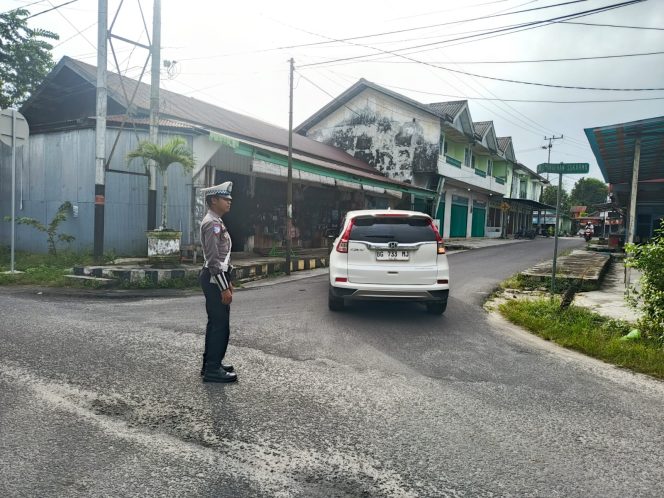 
					Urai Titik Potensi Kemacetan Sentra Niaga, Sat Lantas Polres Sukamara Jaga Area Pasar Inpres