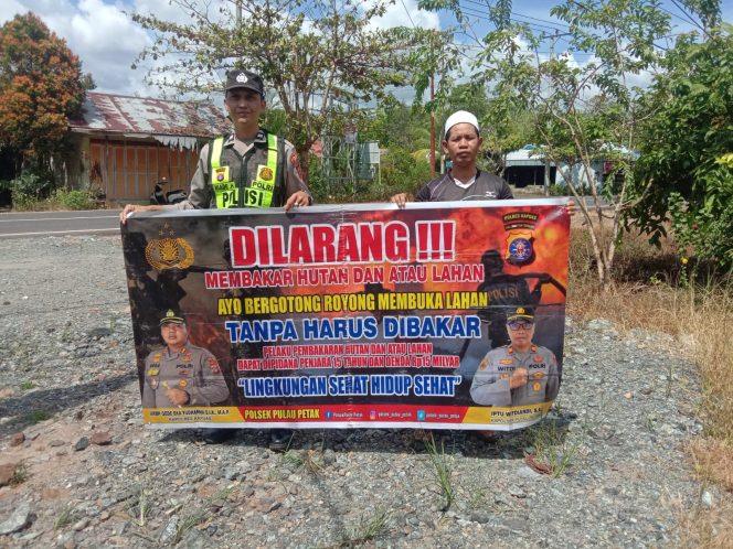 
					DALAM UPAYA PENCEGAHAN KEBAKARAN HUTAN DAN LAHAN, PERSONEL POLSEK PULAU PETAK SOSIALISASIKAN SANKSI PIDANA PELAKU KARHUTLA KE MASYARAKAT KECAMATAN PULAU PETAK