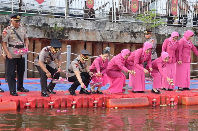 
					Manifes Bakti Delapan Dekade Polri, Jajaran Polres Sukamara Laksanakan Ritual Tabur Bunga Kebangsaan