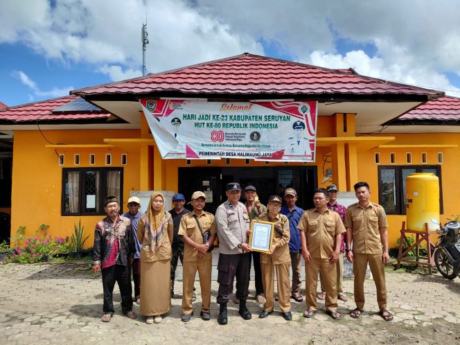 
					BHABINKAMTIBMAS POLRES SERUYAN SERAHKAN PIAGAM PENGHARGAAN JUARA I LOMBA 3 PILAR KEPADA DESA HALIMAUNG JAYA