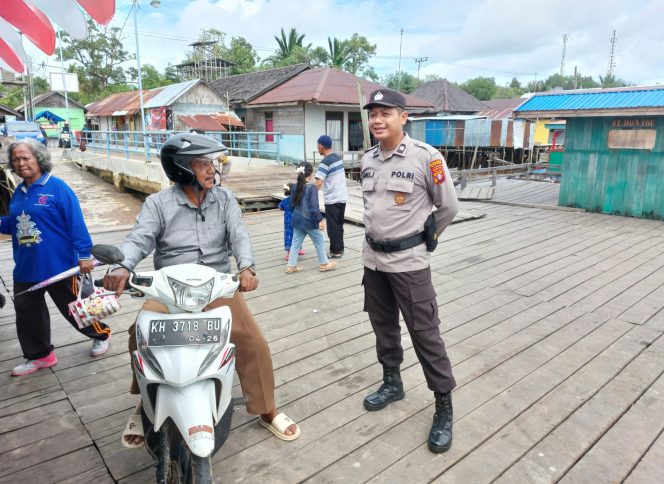 
					Kelancaran Arus Penyeberangan Prioritas, Polsek Kapuas Barat Patroli dan Gatur Lalin di Pelabuhan Feri Saka Mangkahai