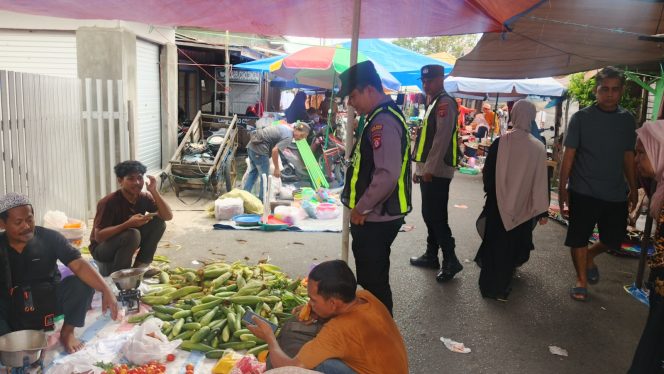 
					WUJUDKAN KEAMANAN DI TENGAH MASYARAKAT PERSONEL POLSEK PULAU PETAK PATROLI PASAR MINGGUAN