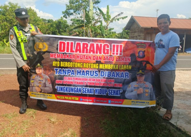 
					DALAM UPAYA PENCEGAHAN KEBAKARAN HUTAN DAN LAHAN, PERSONEL POLSEK PULAU PETAK SOSIALISASIKAN SANKSI PIDANA PELAKU KARHUTLA KE MASYARAKAT KECAMATAN PULAU PETAK