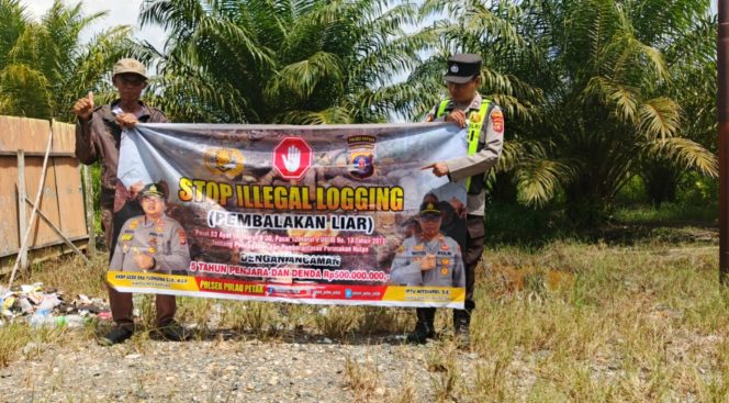 
					SOSIALISASI PENEBANGAN HUTAN SECARA LIAR (ILEGAL LOGING) OLEH PERSONIL POLSEK PULAU PETAK
