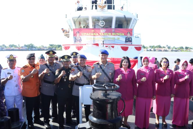 
					Kapolda Kalteng Pimpin Upacara Tabur Bunga di DAS Kapuas, Kenang Jasa Para Pahlawan Bangsa