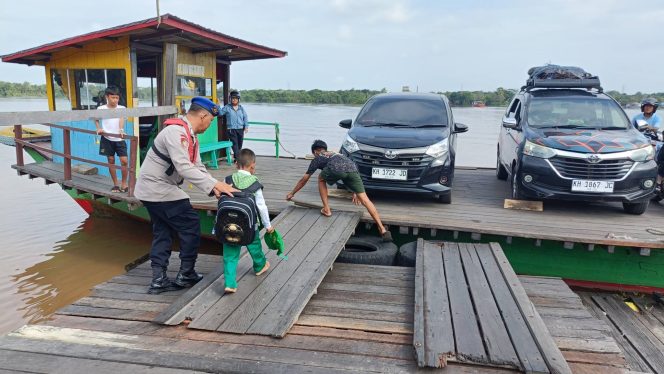 
					Satpolairud Polres Pulang Pisau Bantu Siswa Seberangi Das Kahayan demi Keselamatan Pagi