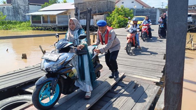 
					Berikan Pelayanan Prima, Satpolairud Polres Pulang Pisau Bantu Masyarakat Dorong Kendaraan Menuju Kapal Ferry Penyebrangan