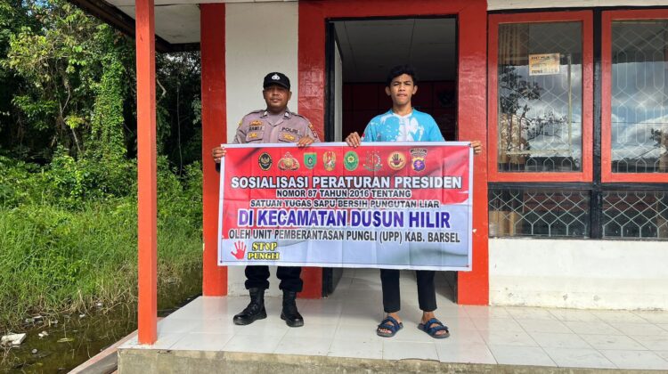 Personel Polsek Dusun Hilir Gencar Sampaikan Terkait Larangan Pungli Dengan Warga Masyarakat