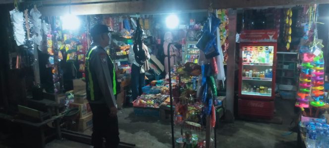 
					Patroli Rawan Malam Ke Pemukiman Warga Rutin Dilaksanakan Oleh Polsek Kapuas Hilir Guna Antisipasi  Terjadinya Gangguan Kamtibmas