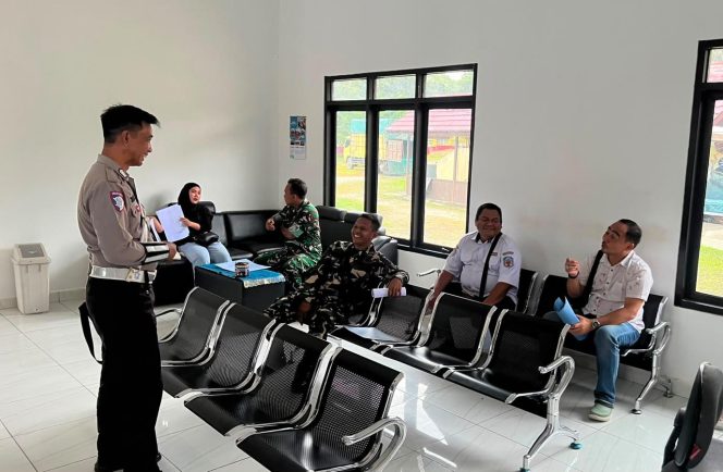 
					Polantas Menyapa, Petugas SIM Satlantas Polres Murung Raya Mudah Edukasi Masyarakat