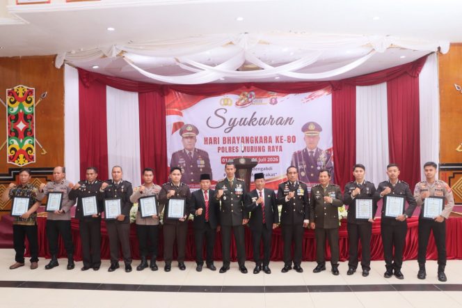 
					Moment Hari Bhayangkara ke-80, 7 Personel Polres Murung Raya Terima Penghargaan