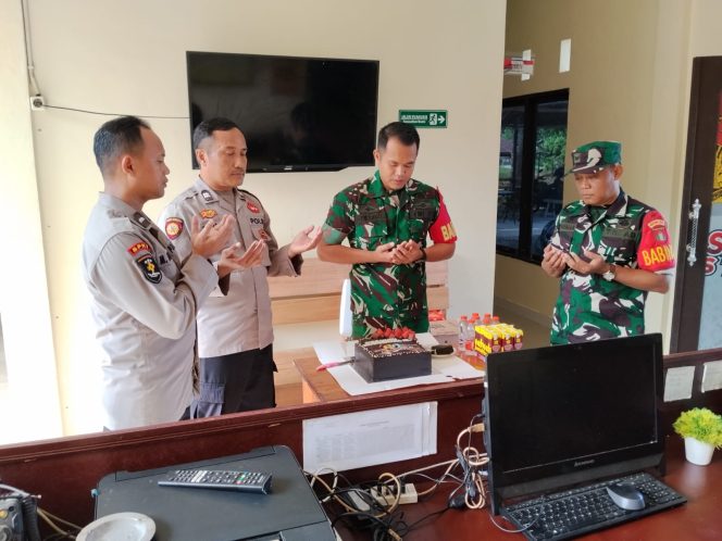 
					Peringati HUT Bhayangkara ke-80, Koramil 1011-03/Kapuas Timur Sampaikan Ucapan Selamat dan Serahkan Kue Ulang Tahun ke Polsek Kapuas Timur