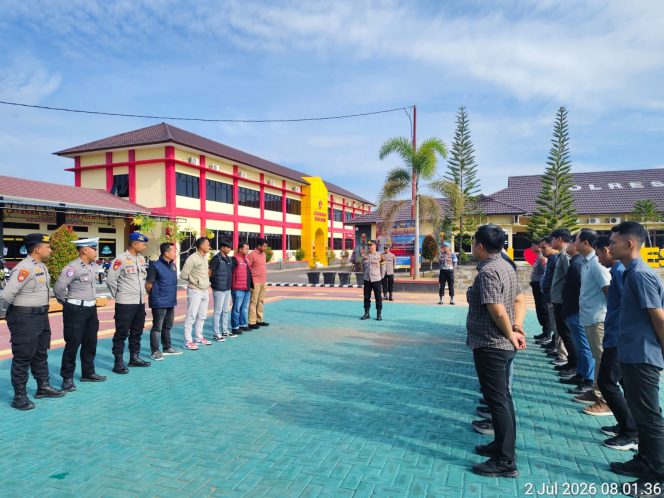 
					ANGGOTA SATSAMAPTA POLRES KAPUAS MELAKSANAKAN SERAH TERIMA PIKET PENJAGAAN DAN PENGECEKAN TAHANAN BERTEMPAT DI HALAMAN MAKO POLRES KAPUAS.