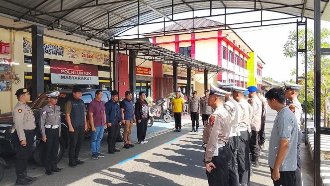 
					ANGGOTA SATSAMAPTA POLRES KAPUAS MELAKSANAKAN SERAH TERIMA PIKET PENJAGAAN DAN PENGECEKAN TAHANAN BERTEMPAT DI HALAMAN MAKO POLRES KAPUAS.