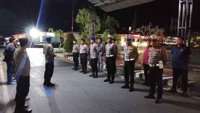 
					ANGGOTA SATSAMAPTA POLRES KAPUAS MELAKSANAKAN APEL MALAM PIKET PENJAGAAN DAN PENGECEKAN TAHANAN BERTEMPAT DI HALAMAN MAKO POLRES KAPUAS.