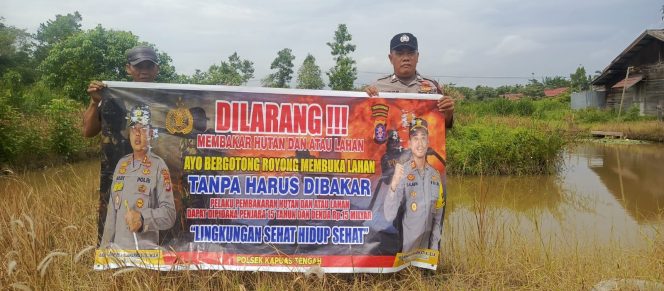 
					Anggota Polsek kapuas tengah Rutin lakukan imbauan larangan  karhutla kepada masyarakat.