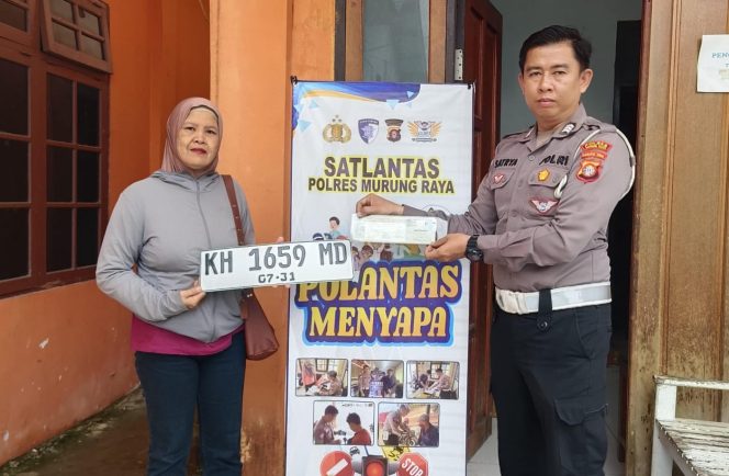 
					Petugas Samsat Polres Murung Raya Edukasi Tata Cara Administrasi Bayar Pajak Lewat Polantas Menyapa