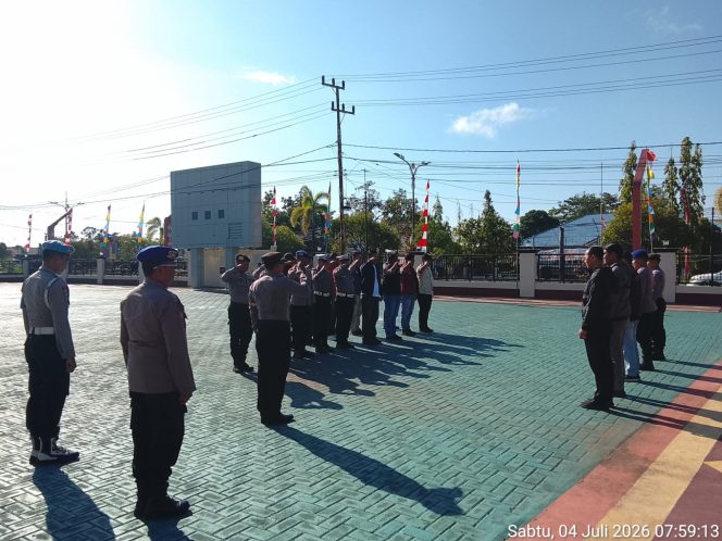 
					ANGGOTA SATSAMAPTA POLRES KAPUAS MELAKSANAKAN SERAH TERIMA PIKET PENJAGAAN DAN PENGECEKAN TAHANAN BERTEMPAT DI HALAMAN MAKO POLRES KAPUAS.