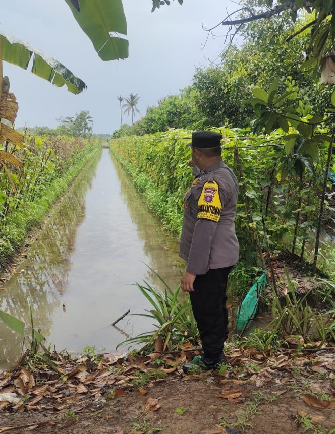 
					Giat Monitoring Dan Pendampingan Pemanfaatan Lahan Pekerangan Dalam Rangka Implementasi Asta Cita Presiden Republik Indonesia Dalam Bidang Ketahanan Pangan Oleh Polsek kapuas Hilir Polres Kapuas