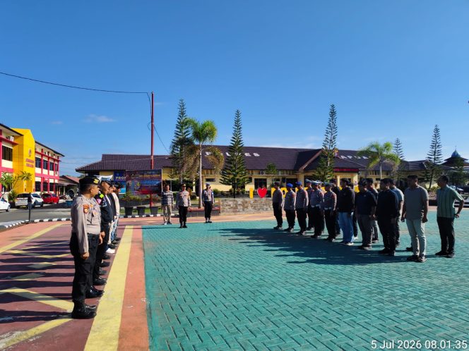 
					ANGGOTA SATSAMAPTA POLRES KAPUAS MELAKSANAKAN SERAH TERIMA PIKET PENJAGAAN DAN PENGECEKAN TAHANAN BERTEMPAT DI HALAMAN MAKO POLRES KAPUAS.
