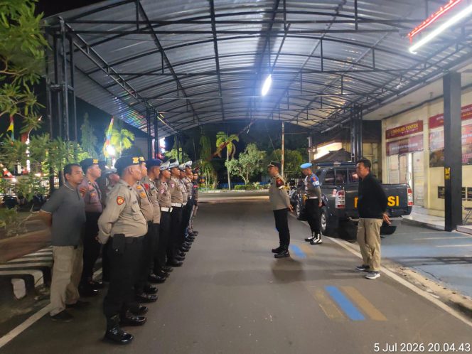 
					ANGGOTA SATSAMAPTA POLRES KAPUAS MELAKSANAKAN APEL MALAM PIKET PENJAGAAN DAN PENGECEKAN TAHANAN BERTEMPAT DI HALAMAN MAKO POLRES KAPUAS.