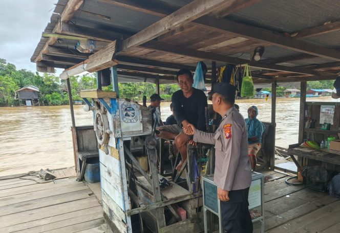 
					Polsek berikan imbauan keselamatan kepada penumpang feri penyebrangan.