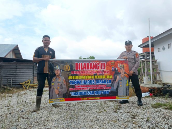 
					Piket Polsek kapuas tengah Rutin lakukan imbauan larangan  karhutla kepada masyarakat.