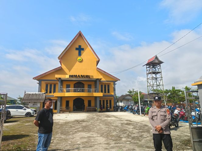
					Pam Ibadah minggu di gereja Emanuel Pujon di lakukan  personil Polsek Kapuas tengah.