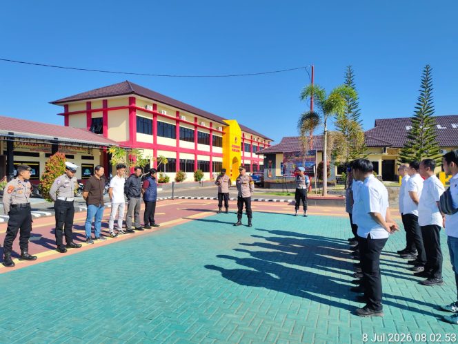 
					ANGGOTA SATSAMAPTA POLRES KAPUAS MELAKSANAKAN SERAH TERIMA PIKET PENJAGAAN DAN PENGECEKAN TAHANAN BERTEMPAT DI HALAMAN MAKO POLRES KAPUAS.