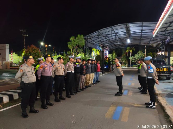 
					ANGGOTA SATSAMAPTA POLRES KAPUAS MELAKSANAKAN APEL MALAM PIKET PENJAGAAN DAN PENGECEKAN TAHANAN BERTEMPAT DI HALAMAN MAKO POLRES KAPUAS.