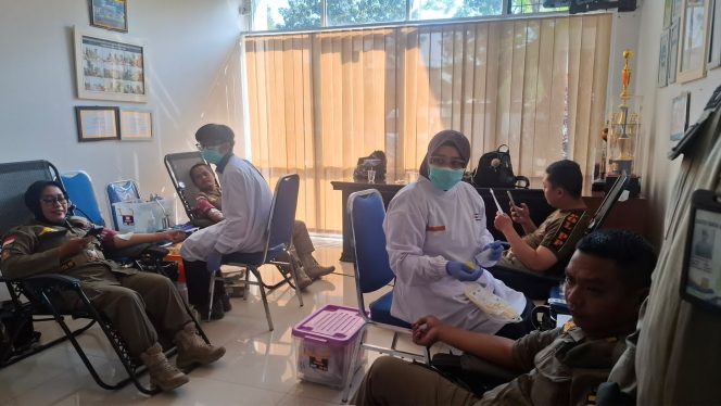 
					Satpol PP Kota Bandung Jadi Pelopor Aksi Donor Darah Gerakan Indonesia Asri 