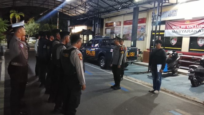 
					ANGGOTA SATSAMAPTA POLRES KAPUAS MELAKSANAKAN APEL MALAM PIKET PENJAGAAN DAN PENGECEKAN TAHANAN BERTEMPAT DI HALAMAN MAKO POLRES KAPUAS.