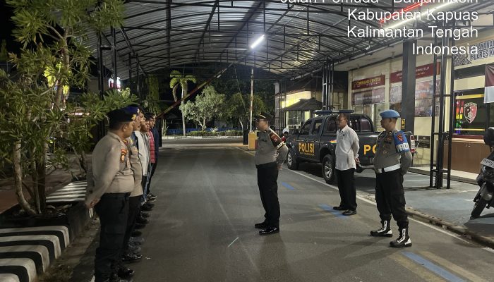 ANGGOTA SATSAMAPTA POLRES KAPUAS MELAKSANAKAN APEL MALAM PIKET PENJAGAAN DAN PENGECEKAN TAHANAN BERTEMPAT DI HALAMAN MAKO POLRES KAPUAS.