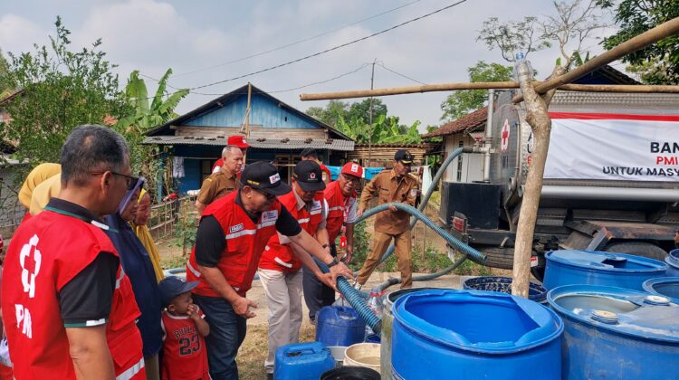 Atasi Krisis Air Bersih, PMI Distribusikan 105.000 Liter Air untuk Ribuan KK di Gandrungmangu dan Patimuan