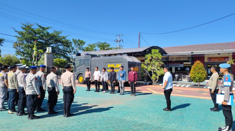 ANGGOTA SATSAMAPTA POLRES KAPUAS MELAKSANAKAN SERAH TERIMA PIKET PENJAGAAN DAN PENGECEKAN TAHANAN BERTEMPAT DI HALAMAN MAKO POLRES KAPUAS.