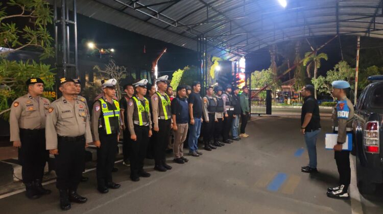 ANGGOTA SATSAMAPTA POLRES KAPUAS MELAKSANAKAN APEL MALAM PIKET PENJAGAAN DAN PENGECEKAN TAHANAN BERTEMPAT DI HALAMAN MAKO POLRES KAPUAS.