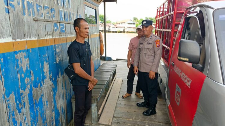 Polsek berikan imbauan keselamatan kepada penumpang feri penyebrangan.