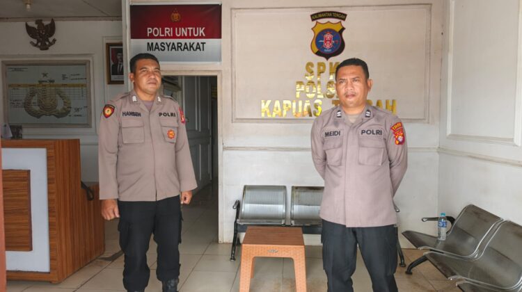 Personil Piket Jaga Polsek Kapuas Tengah melayani Warga masyarakat.