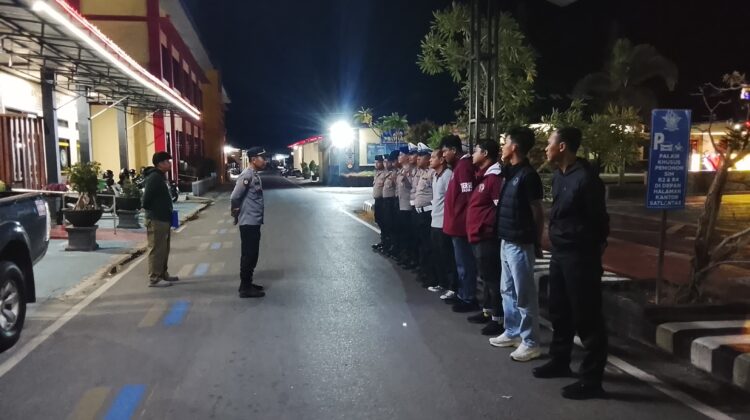ANGGOTA SATSAMAPTA POLRES KAPUAS MELAKSANAKAN APEL MALAM PIKET PENJAGAAN DAN PENGECEKAN TAHANAN BERTEMPAT DI HALAMAN MAKO POLRES KAPUAS.