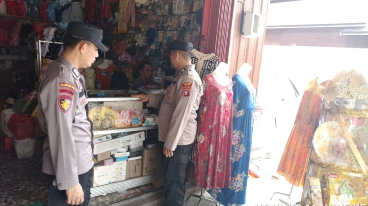 Anggota polsek lakukan giat Patroli rutin  ke pasar harian Pujon desa Pujon.