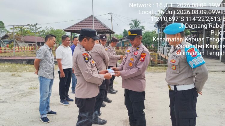 Waka polsek berikan Arahan  pada laksanaan apel pagi di halaman mapolsek.