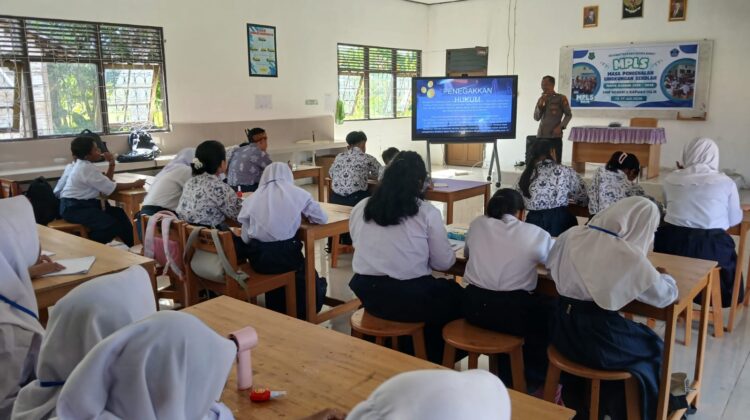 Giat Sosialisasi Bahaya Penyalagunaan Nafza Dan Judol  Di Smp 2 Kapuas Hilir Oleh Personil Polsek Kapuas Hilir