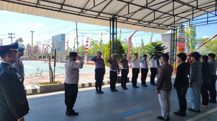 ANGGOTA SATSAMAPTA POLRES KAPUAS MELAKSANAKAN SERAH TERIMA PIKET PENJAGAAN DAN PENGECEKAN TAHANAN BERTEMPAT DI HALAMAN MAKO POLRES KAPUAS.