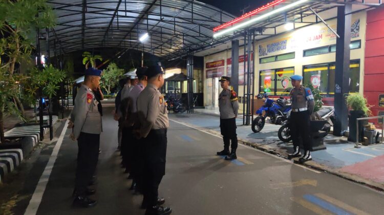 ANGGOTA SATSAMAPTA POLRES KAPUAS MELAKSANAKAN APEL MALAM PIKET PENJAGAAN DAN PENGECEKAN TAHANAN BERTEMPAT DI HALAMAN MAKO POLRES KAPUAS.