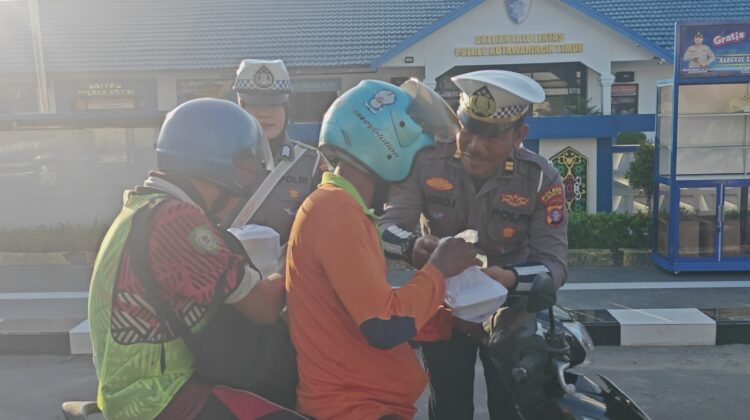 Polantas Karib ,Satlantas Polres Kotim Gelar Kegiatan Sosial Rangkul Sedekah Bersama Komunitas